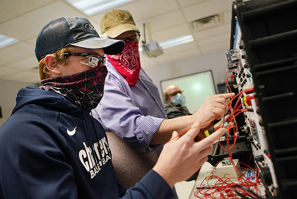 two student working in the electrical lab.